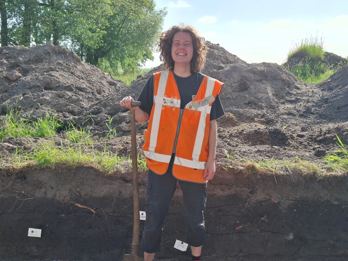 Archeoloog in spe Sam Kole in het veld