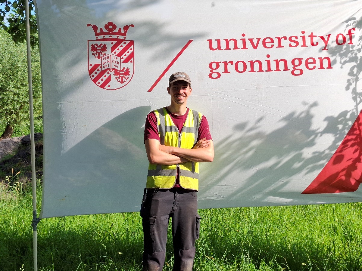 Studentassistent Dylan Glazenburg voor de RUG-vlag 
