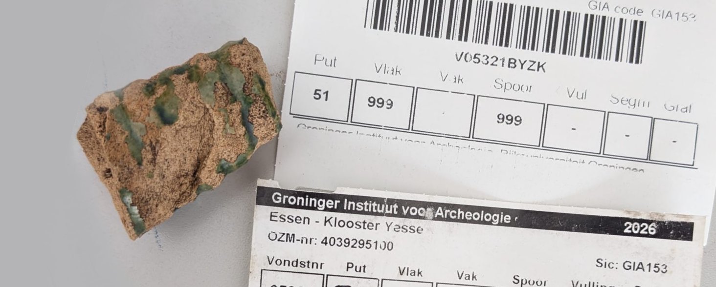 Spiraal-vormig fragment witbakkend aardewerk met groen glazuur